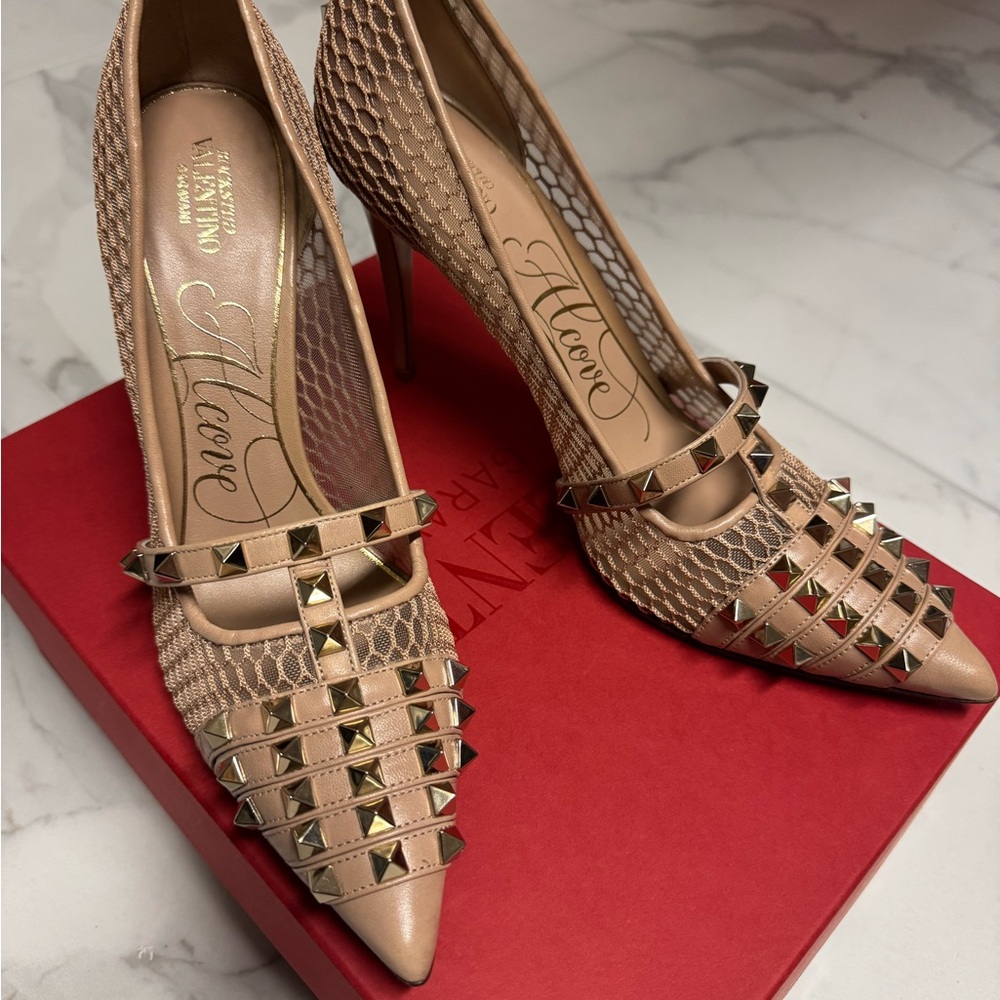 Valentino Rockstud Tan Heels with Intricate Woven Design brand new $1150 retail
